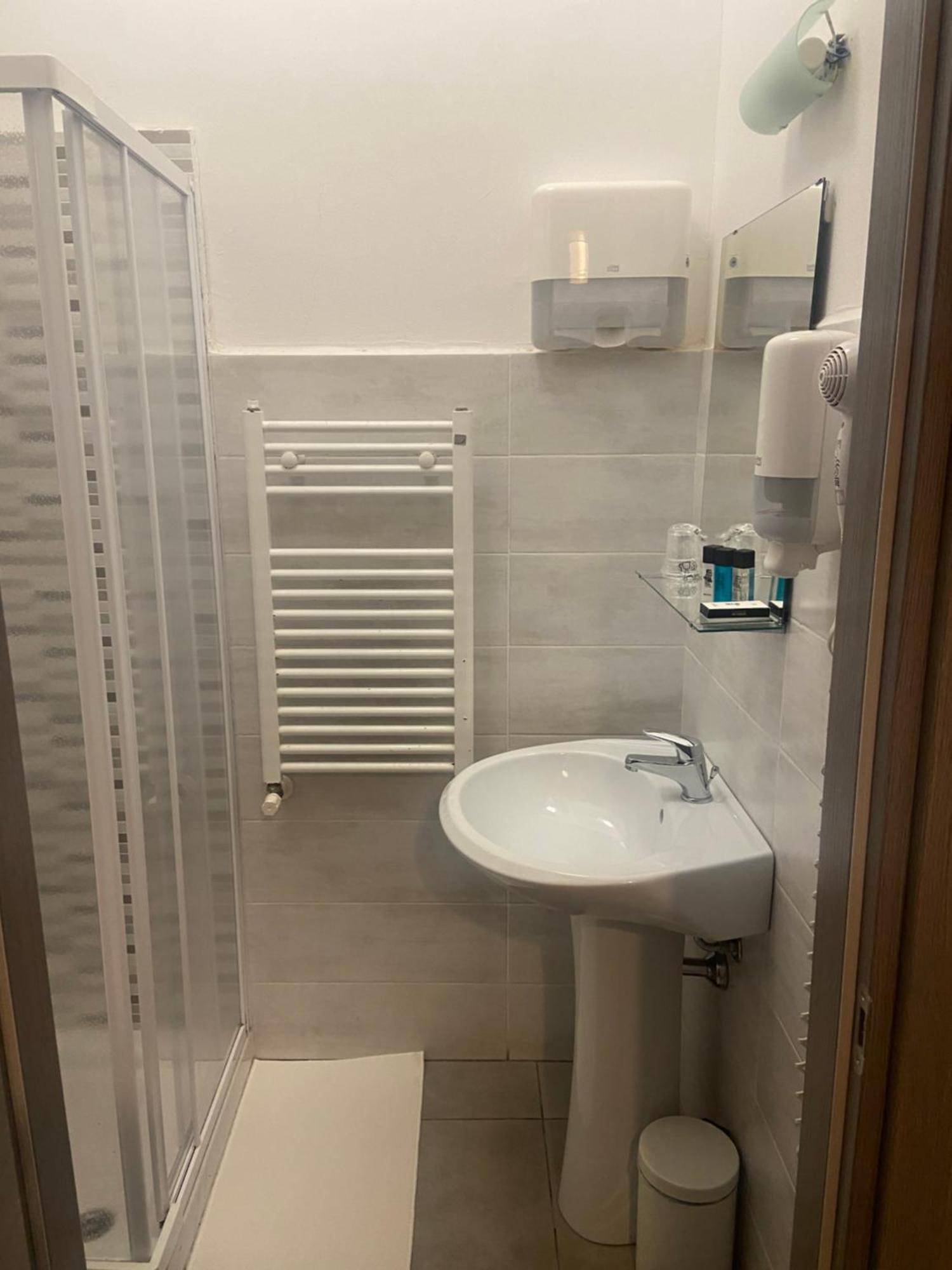 Paradise Inn Ливорно Екстериор снимка