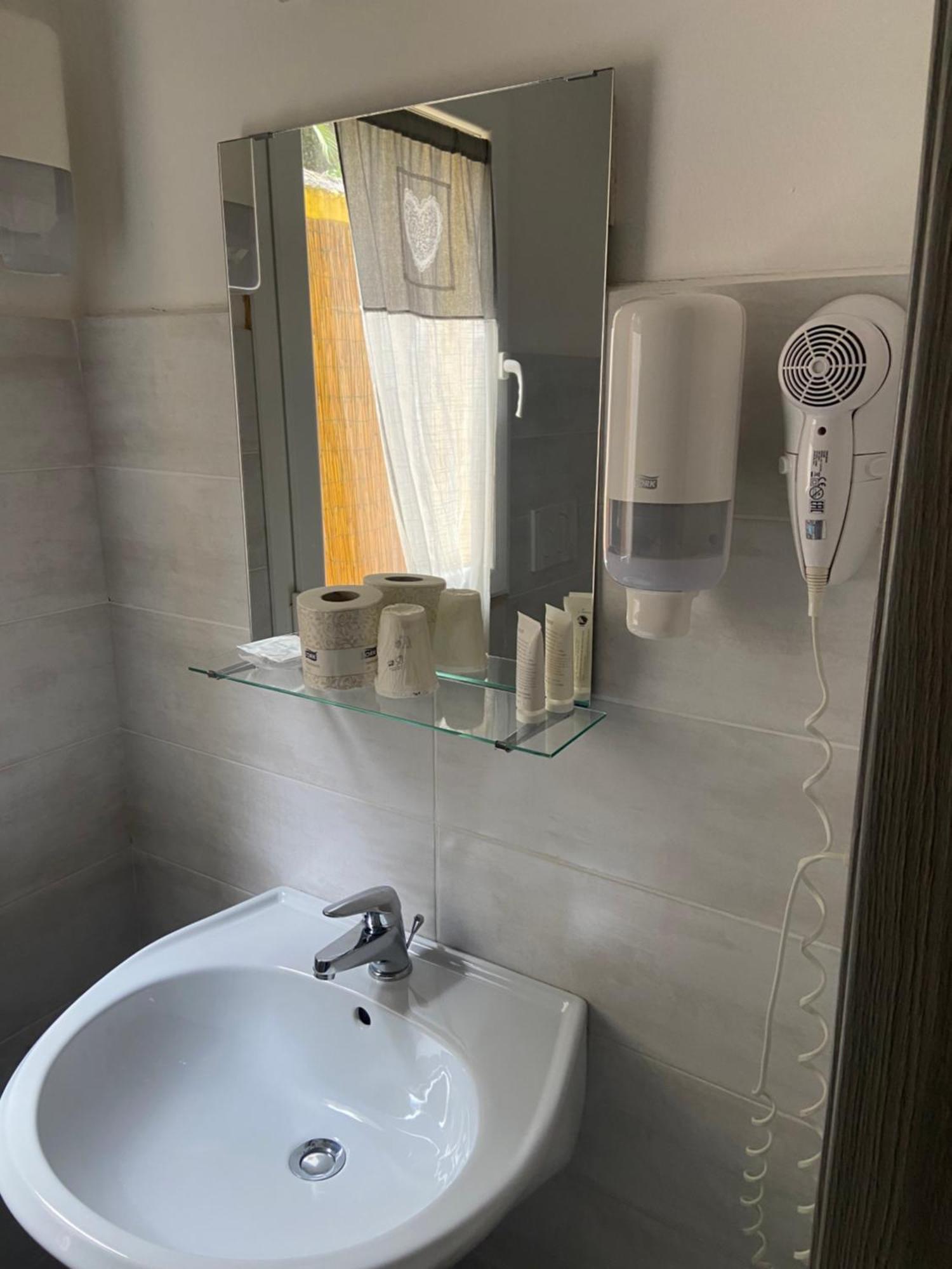 Paradise Inn Ливорно Екстериор снимка